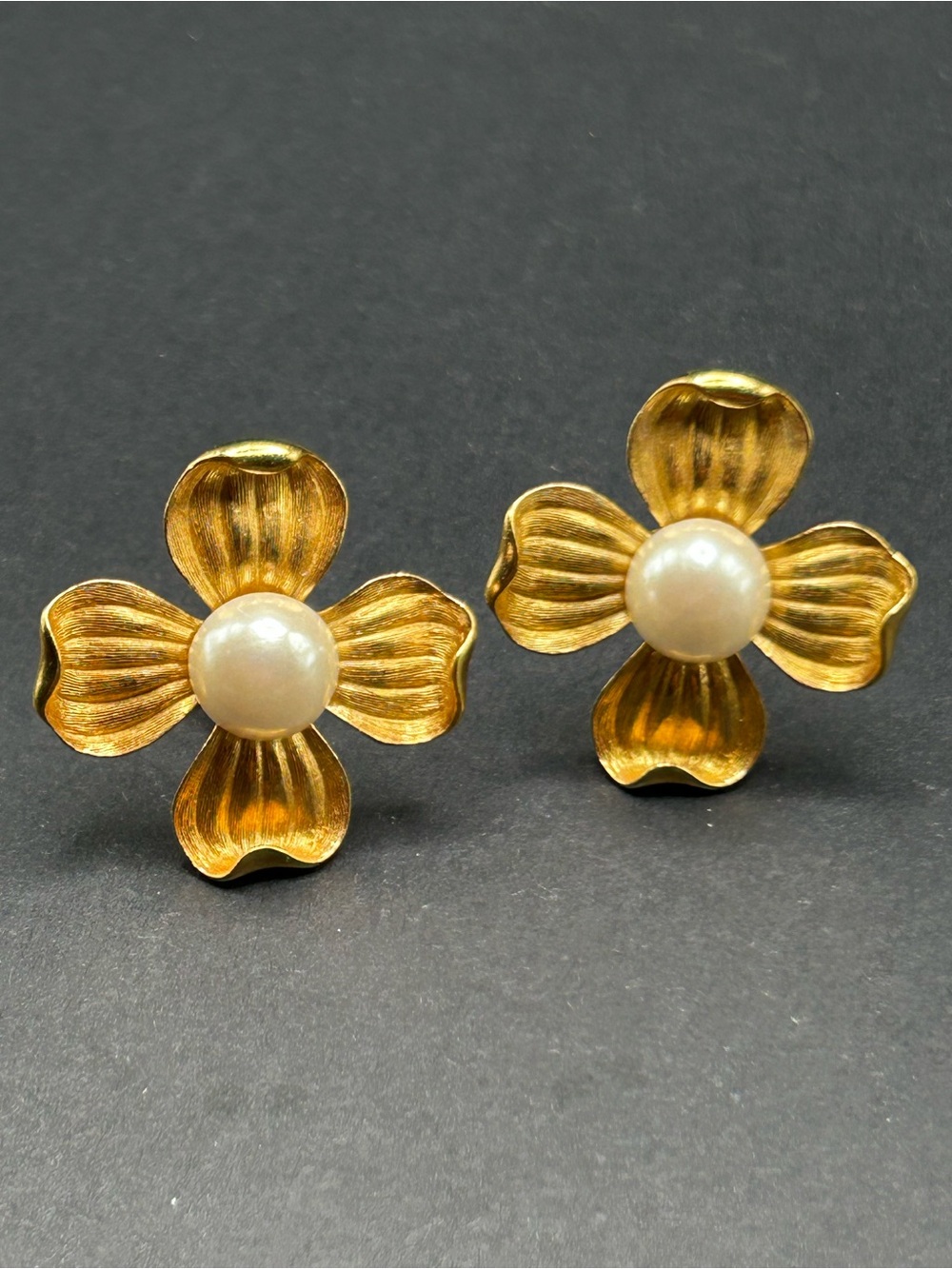 Vintage Trifari 1980s Gold Flower Pearl Center Clip‎ Back Earrings
